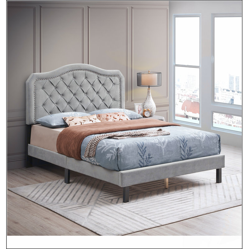 Lit rembourré avec capitonnage à boutons, conception courbée et support en lattes de bois robuste pour un sommeil élégant et confortable