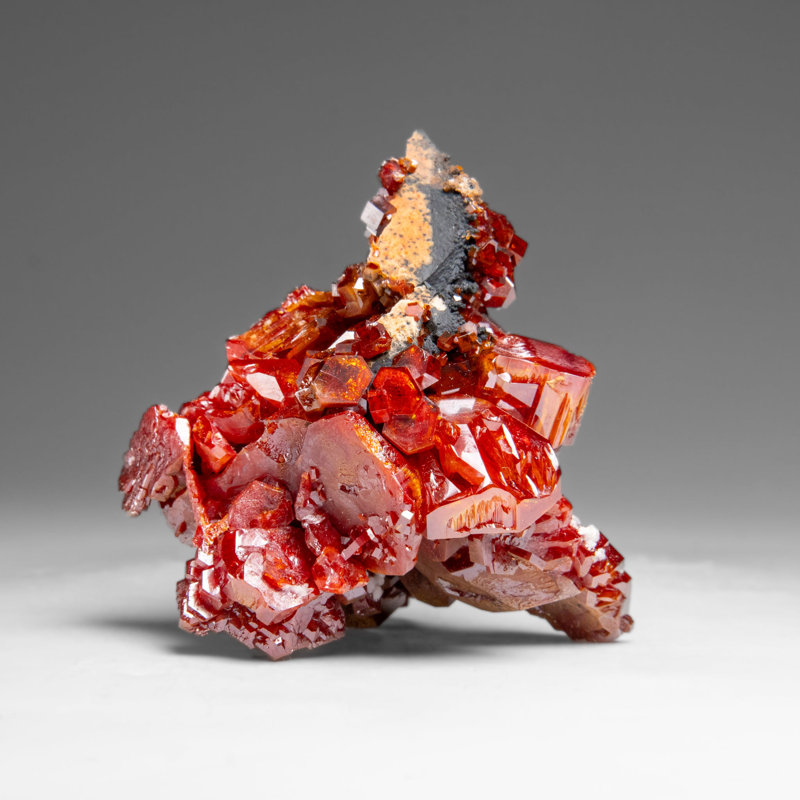 Grappe de vanadinite (croissance en trémie parallèle) du Maroc (146,7 grammes)