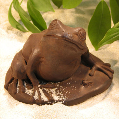 Statue grenouille avec insecte