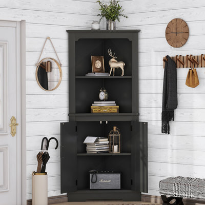Grande armoire d'angle avec plusieurs compartiments et tablettes pour un rangement complet et une amélioration esthétique de la pièce dans divers espaces de vie