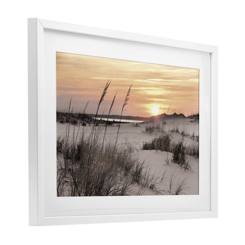 «Peachy Seashore Sunset», reproduction encadrée sous verre, conception de Mike Jones, H 14 po x l 20 po, Cadre blanc côtier