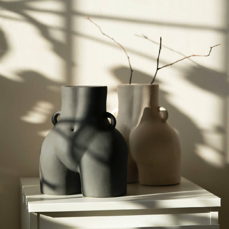 Her Vase, Black