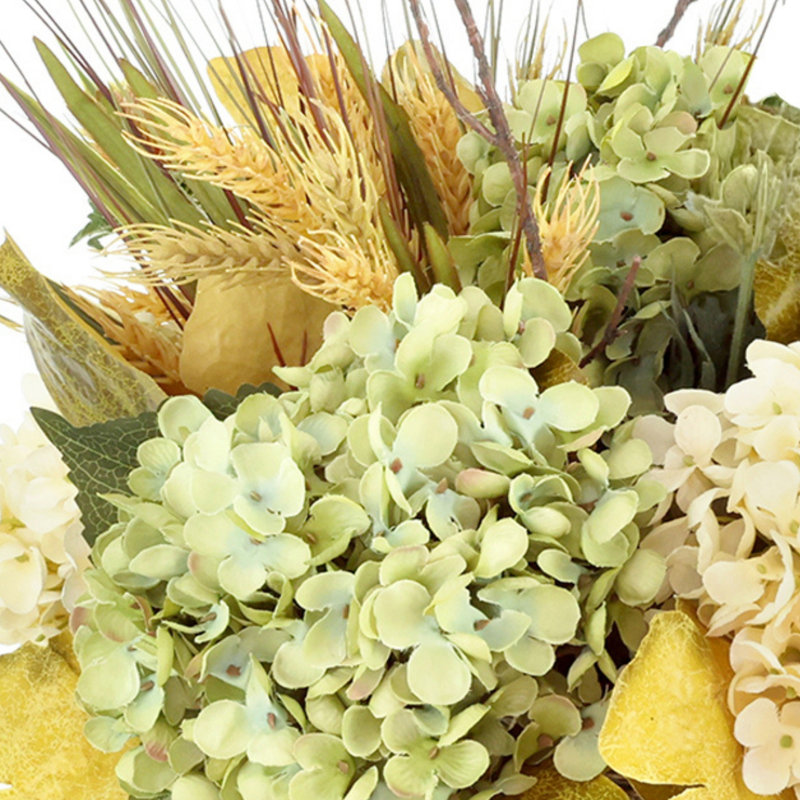 Arrangement d'automne avec hortensias et chardon dans un pot enveloppé de corde