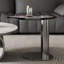 Table basse ronde de style italien avec lumière de luxe-108345097