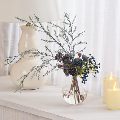 Quelque chose - Bouquet bleu - Renoncule bleu poussiéreux, baie de genévrier et mini gypsophile dans un mini vase rond en forme d'illusion d'eau