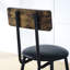 Table de bar ronde de style antique avec 2 tabourets rembourrés, d'une largeur de 24,49 po, pour les boissons intimes brun rustique, structure en métal et plateau en bois, sur une pièce appropriée