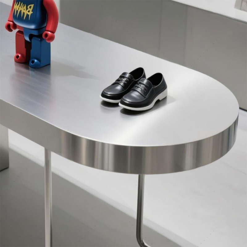 Table de présentation ovale en acier inoxydable, H 29,53 po x l 78,74 po x P 19,69 po
