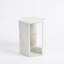 Table d'appoint hexagonale en marbre blanc naturel, surface mate lisse pour un toucher satiné, aspect doux dans la chambre,