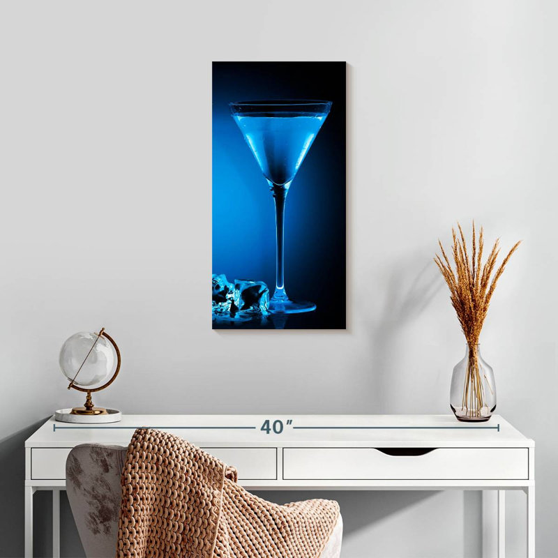 Élégant cocktail bleu, H 24 po x l 12 po