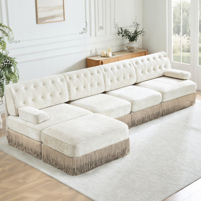 Velours beige à 4 places avec jupe à pampille, forme de L de 135 po, style, pour salon et aire de repos en forme de, sièges, velours, chambre à coucher carrée légèrement incurvée
