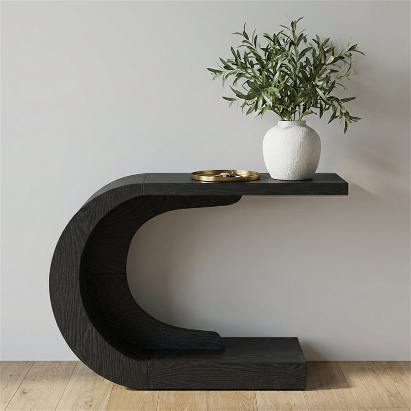 Cette table basse en forme de C au design unique peut servir de table d'appoint, de présentoir, de table d'appoint ou de bureau de réception.