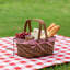 Petit panier de pique-nique en bois naturel fait à la main avec de doubles poignées pliantes et une doublure à carreaux rouge et blanc. Exquis, pratique et convenable comme cadeau.