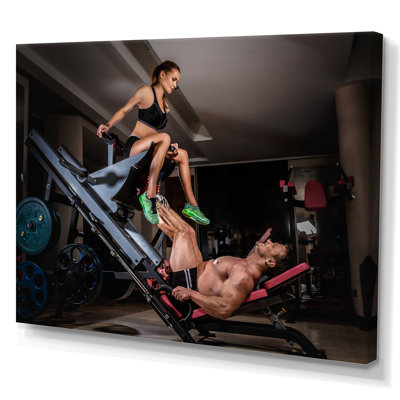 «Man Doing Leg Presses With His Trainer», reproduction sur toile