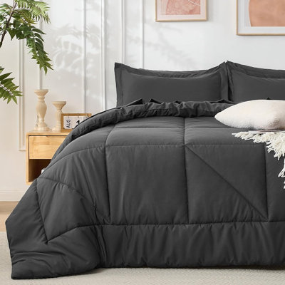 Grand lit dans un sac gris foncé, ensemble d'édredon en microfibre ultra-douce 7 pièces avec draps, taies d'oreiller et taies décoratives, literie toutes saisons silencieuse