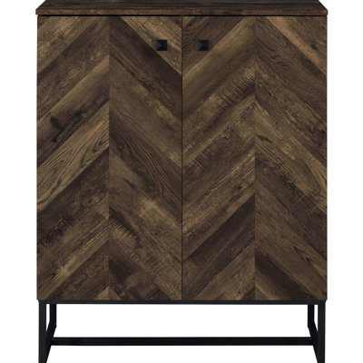 s Armoire d'appoint rustique en chêne rustique à 4 tablettes avec éléments revêtus de bronze industriel, chevrons pour un rangement élégant dans les espaces de vie principaux carrés et portes, idéal