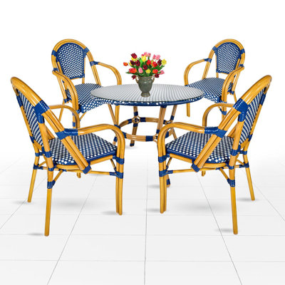 L'ensemble français comprend une table de 40 po et 4 chaises avec accoudoirs par Chivari