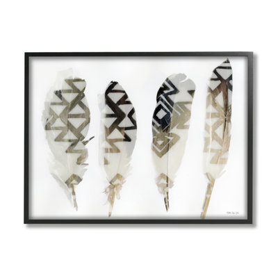 Abstrait moderne plumes d'oiseaux géométriques superposées à motif géométrique aztèque sur fond noir, estampe numérique texturée par Stellar Design Studio