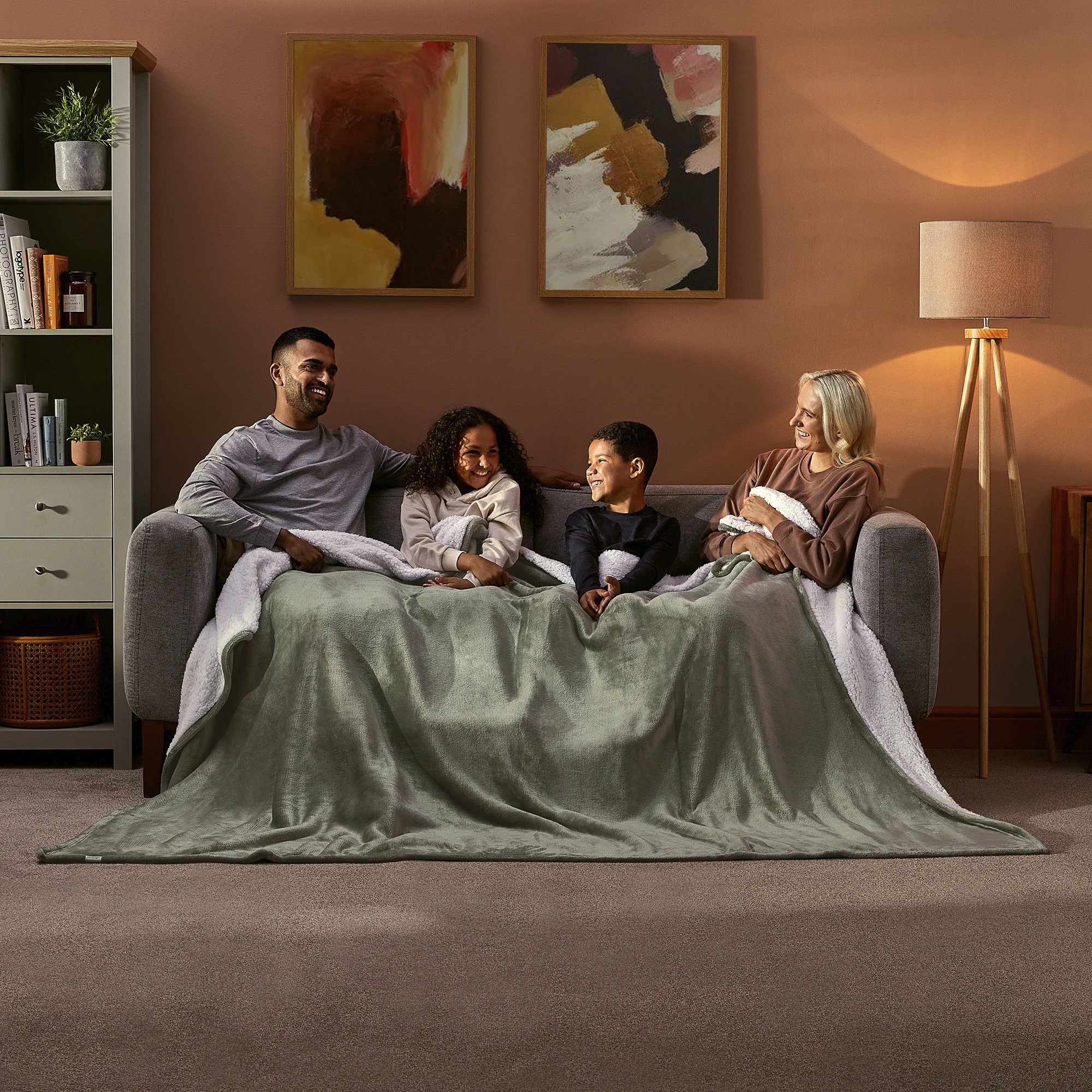 Silentnight Snugsie Giant Throw- Cosy Sherpa Lined Non Heated