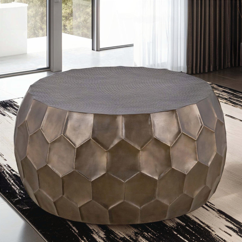 Table basse ronde martelée à la main avec base à motif de losanges - Or