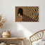 Art mural sur toile nue dans une fenêtre arquée sur une surface ondulée noire et beige-133047428