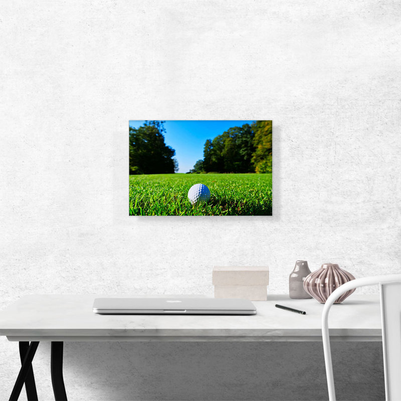 Golf ball in Grass - Reproduction de photo sur toile tendue, H 12 po x l 18 po x 1,5 po