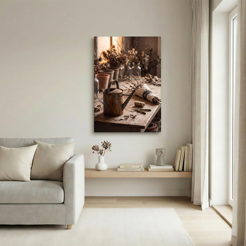 «Rusty Watering Can» avec fleurs séchées sur une table de jardin en bois, art mural, H 36 po x l 24 po