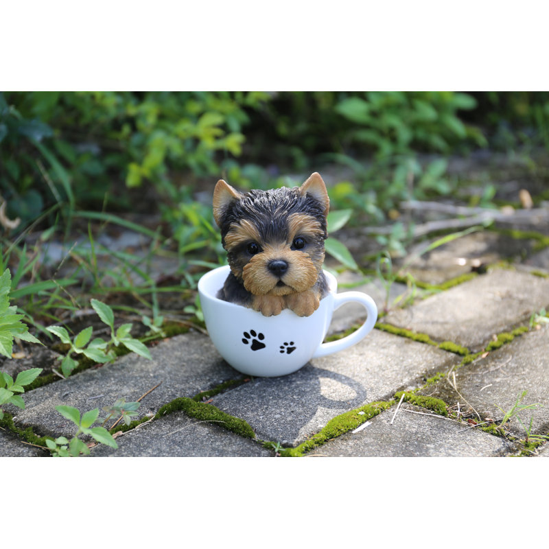 Statue de yorkshire-terrier dans une tasse à thé