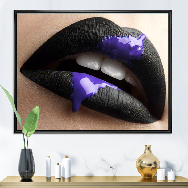 Femme avec lèvres rouges et peinture mauve - photographie sur toile, H 16 po x l 32 po x p 1 po, Toile avec cadre noir