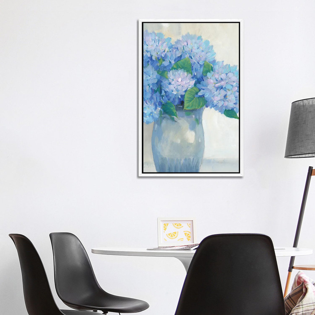 Blaue Hortensien in der Vase I von Tim OToole - Galerie-umwickelte Leinwand Giclée auf Leinwand