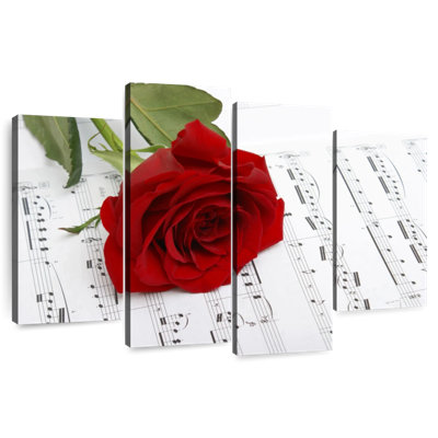 Harnek Rose sur une feuille de musique