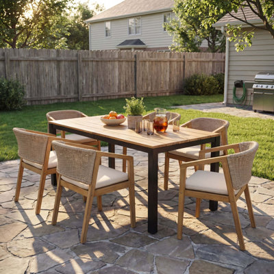 Ensemble repas d'extérieur 7 pièces avec table en bois d'acacia, chaises tissées à la corde et coussins beiges hydrofuges pour une réception durable sur la terrasse.