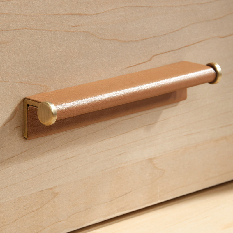 Conception de bureau, brune et légère, rangement ouvert, étagères, compartiment de rangement caché, tiroir de rangement, glissières lisses, système de cordon