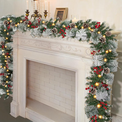 Guirlande de Noël de 9 pi avec lumières, guirlande de pin artificielle pré-éclairée avec pomme de pin en forme de baie de sapin de Noël pour le manteau de cheminée, décorations de Noël pour escaliers
