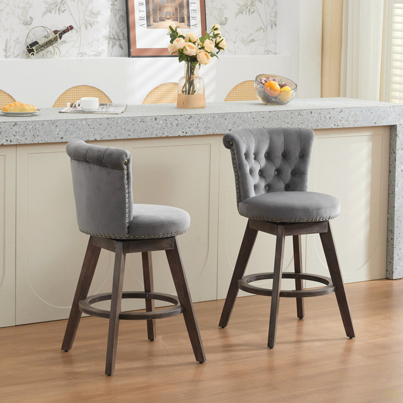 Ensemble de tabourets de bar 26 po à hauteur de comptoir 26 po, 2 tabourets pivotants à 360 ° avec dossier et main - boutons touffetés - bords garnis, tabourets de comptoir de cuisine rembourrés en velours sur pieds en bois