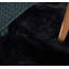 Tapis noir en fausse peau de mouton fabriqué à la main Mamdouh-303062757