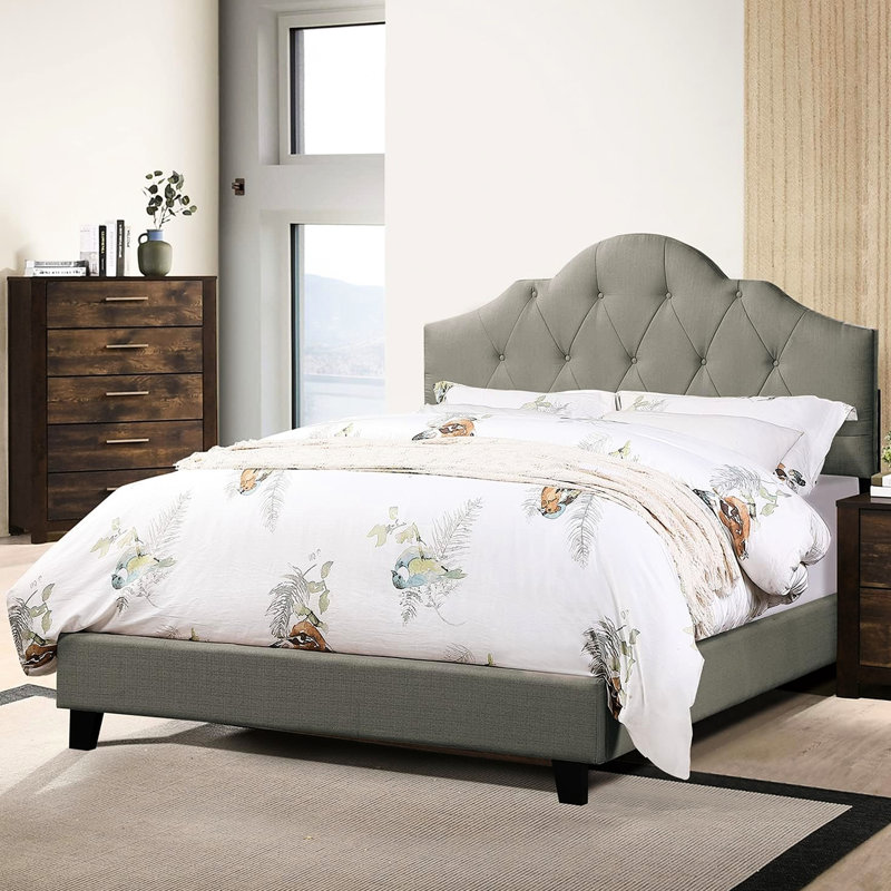 Lit double pleine grandeur, revêtement en polyfibre gris, structure en bois recouverte d'une tête de lit