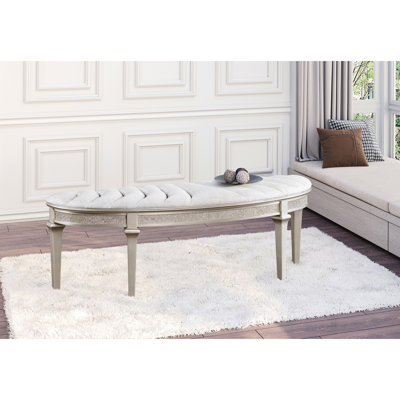 Banc avec finition en chêne argenté, tissu, capitonnage cannelé et pieds élancés pour les espaces d'entrée de chambre à coucher revêtus de tissu en chêne, avec des espaces de vie principaux capitonnés