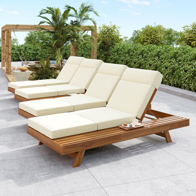 Chaises longues en bois avec coussin moelleux