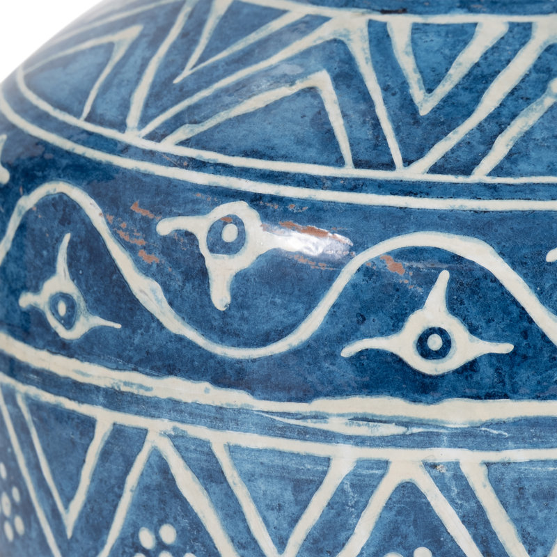Vase en terre cuite fabriqué à la main avec col évasé et détails gravés - vasque artisanale décorative en céramique pour intérieurs modernes et d'inspiration mondiale