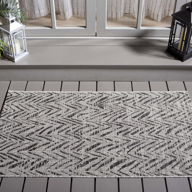 Tapis d'intérieur / extérieur Smeltertown Performance Chevron, Rectangle 2 pi 7 po x 5 pi