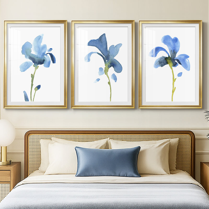 Striking Blue Iris IV - reproduction sur mesure encadrée de qualité supérieure - 3 pièces, H 21 po x l 30 po, Doré