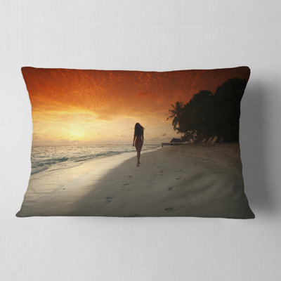 Femme marchant sur la plage - Coussin décoratif imprimé plage