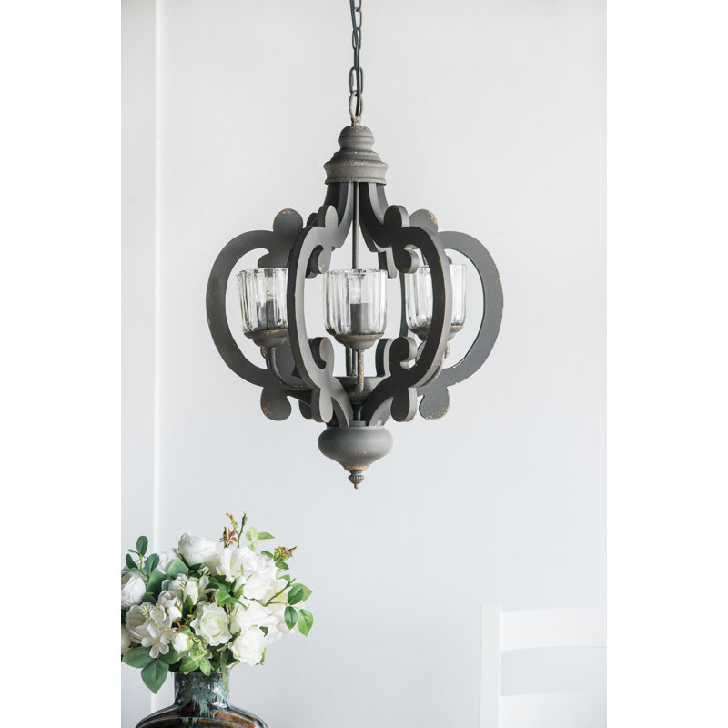 Luminaire suspendu lustre traditionnel à 6 lumières avec un design complexe et un éclairage chaleureux.