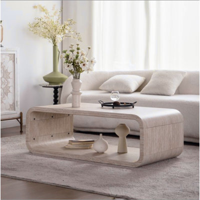 Table basse moderne en bois clair incurvé moderne avec cadre ouvert et rangement ouvert pour les salons contemporains