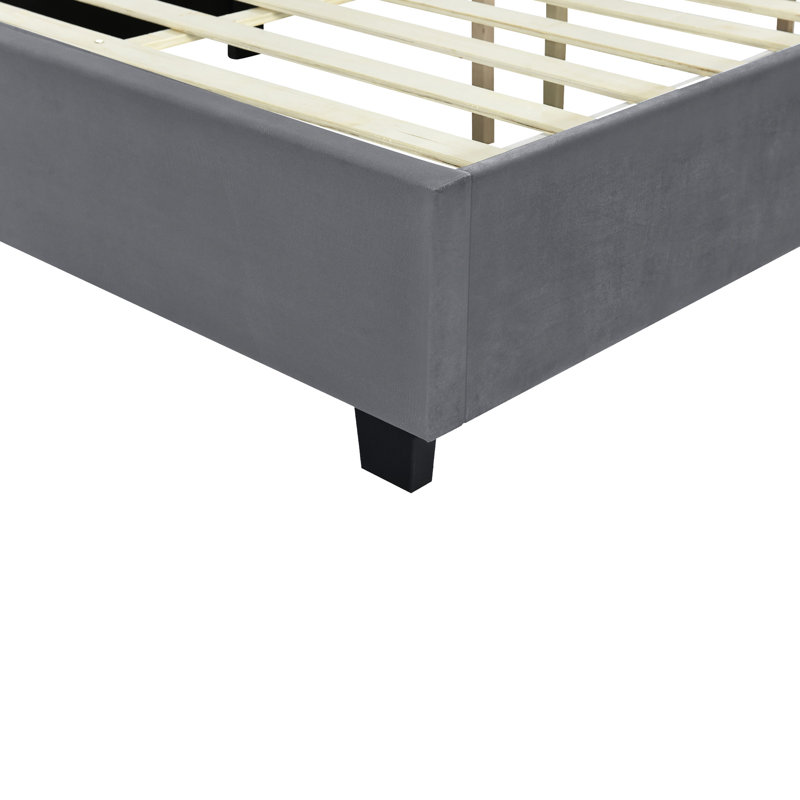 Grand lit tapissier gris avec tête de lit spacieuse et tablettes pratiques