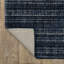 Tapis touffeté à rayures bleu marine et bleu en laine et viscose Shafia-494196728
