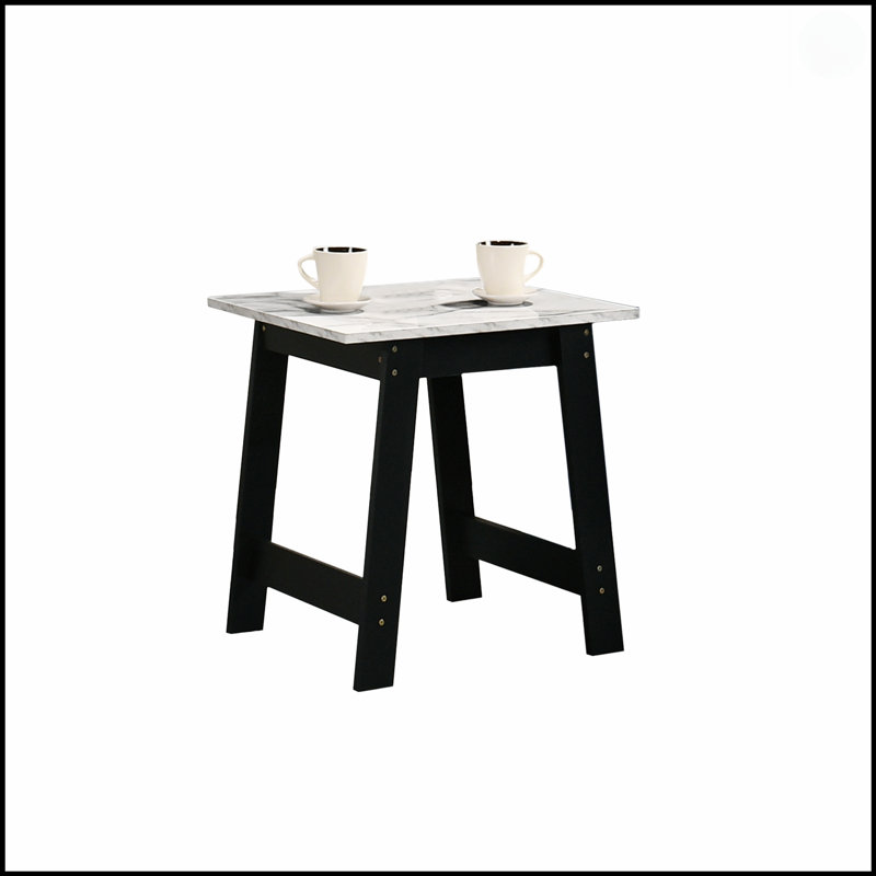 Table de bout compacte en faux marbre de 19 pouces avec cadre noir élégant pour les espaces de vie modernes