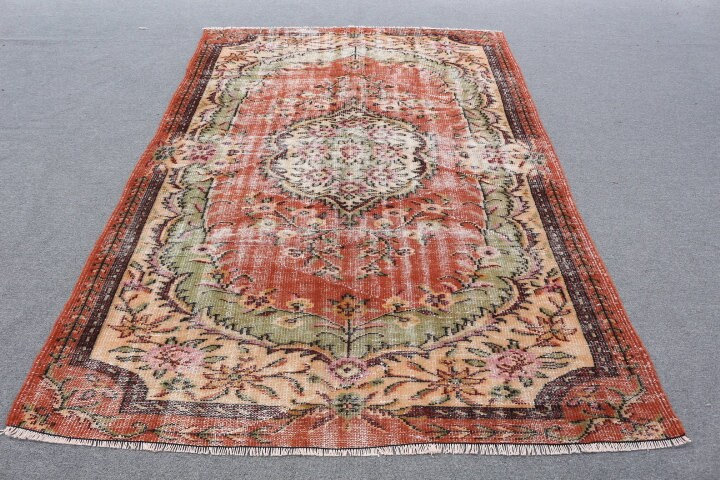 Tapis turc rétro en médaillon floral rouge et vert pour une décoration intérieure unique