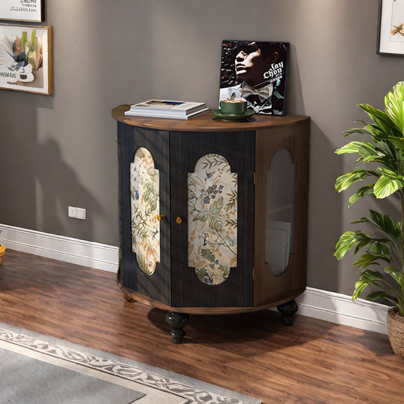 Armoire d'appoint polyvalente en bois massif.