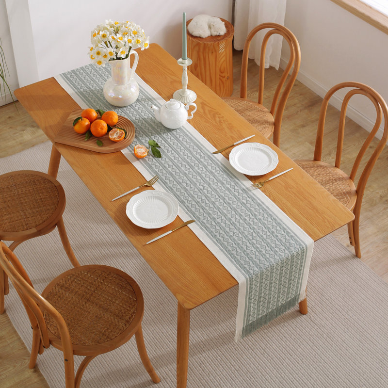 Chemin de table en polyester avec pompon, L 78 po x P 13 po